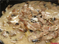 Свинина с шампиньонами в сливочном соусе