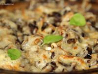 Мясо с базиликом, грибами и сыром