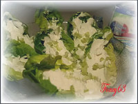 Салатные листья со свежим козьим сыром