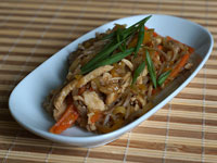 Овощи с гречневой лапшой и курицей в китайском стиле