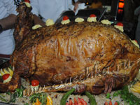 Запечённый целиком баран (на вертеле)