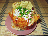 Салат пикантный в сырных корзиночках