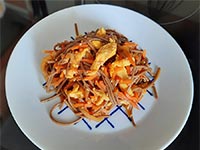 Гречневая соба с курицей и овощами