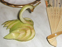 Лебедь из яблока