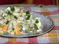 Лёгкий салат с курицей и грибами