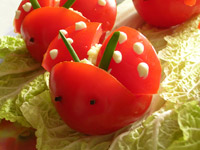«Божьи коровки» из помидор