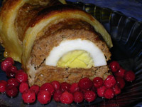 Мясной рулет из фарша с яйцом