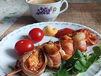 Куриные рулетики в беконе
