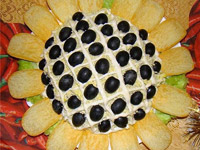 Салат с курицей и грибами «Подсолнух»