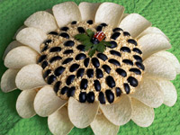 Салат «Подсолнух» с чипсами и печенью трески