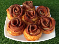 «Розочки» из слоёного теста и колбасы