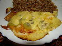 Курица с киви под сыром