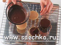 Как обливать шоколадом готовые изделия